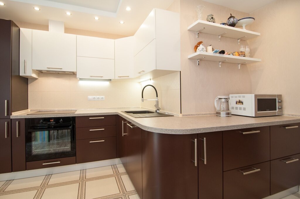 Kitchen: white upper, beige lower