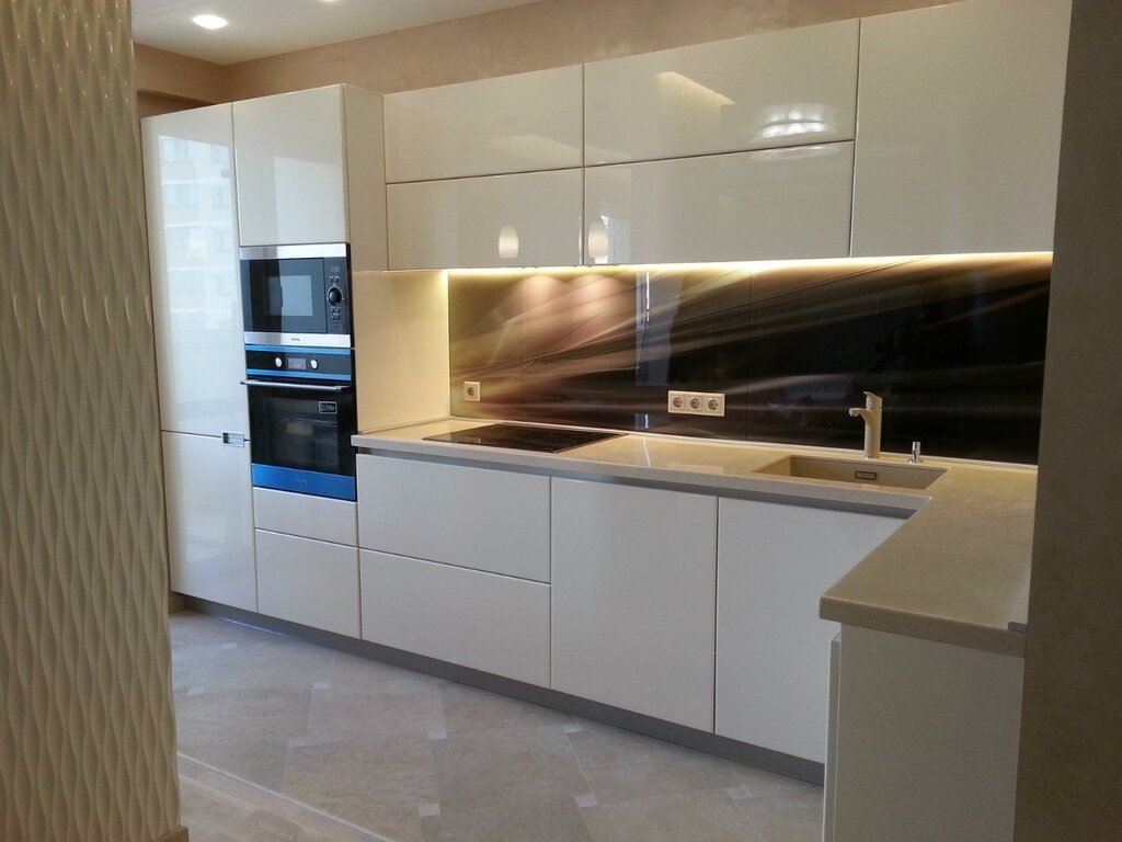 Kitchen with horizontal cabinets