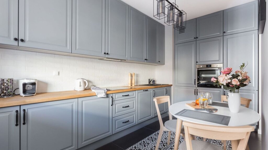 Kitchen with gray fronts