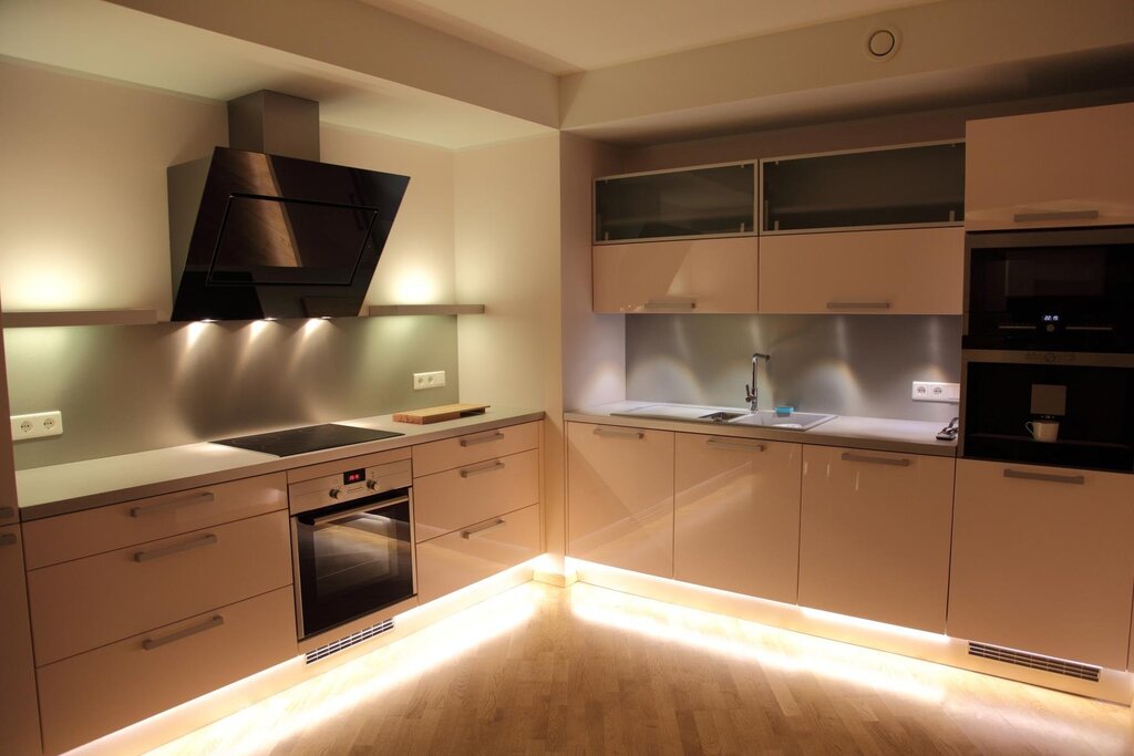 Кухонный гарнитур с подсветкой из светодиодов