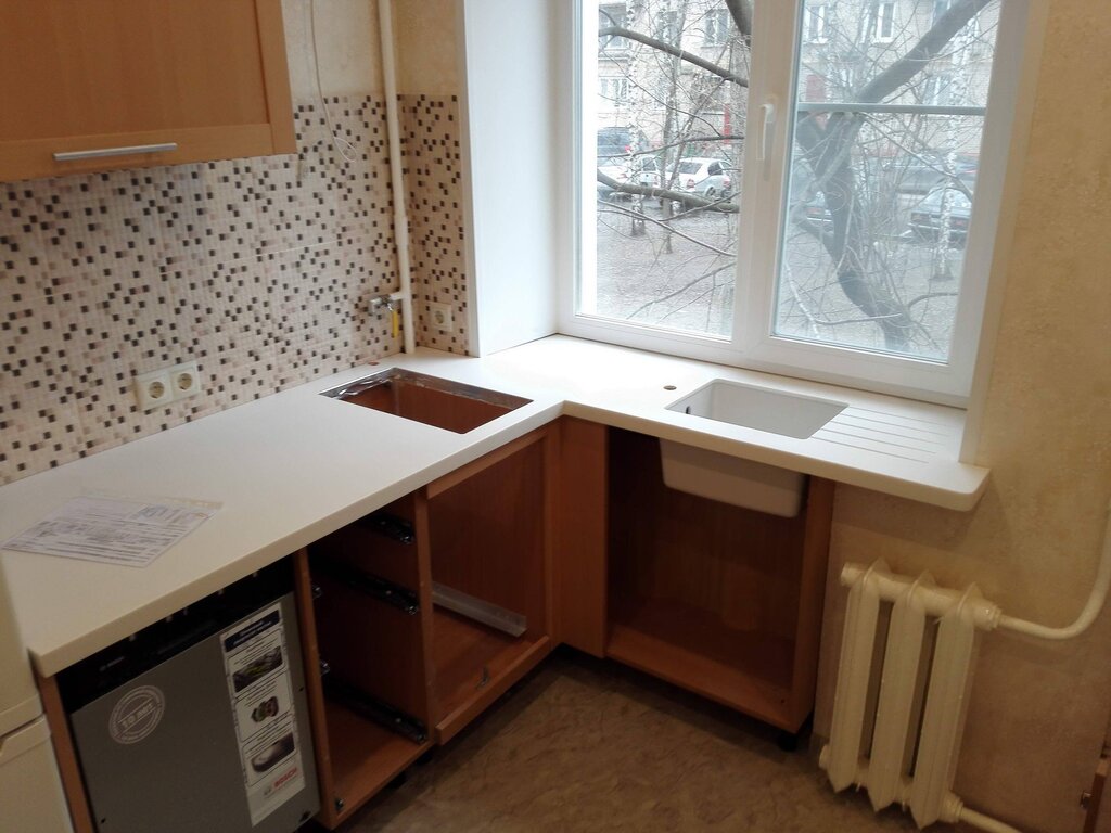 Кухонный гарнитур со столешницей у окна