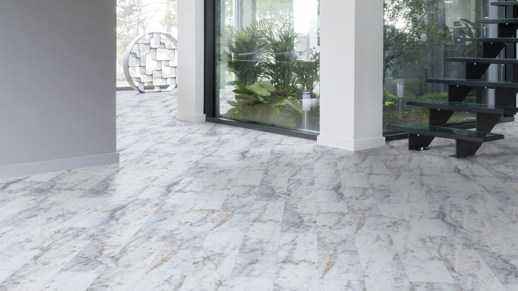 Quartz vinyl laminate with a marble pattern