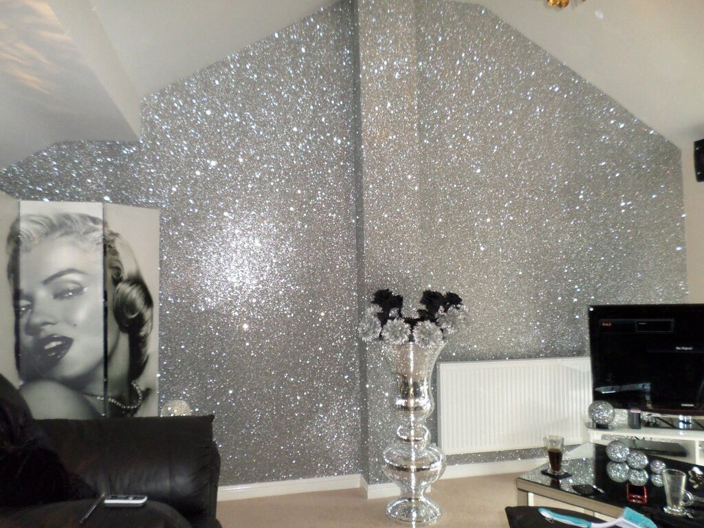 Glitter varnish for walls