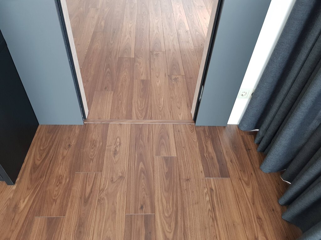 Laminate without thresholds