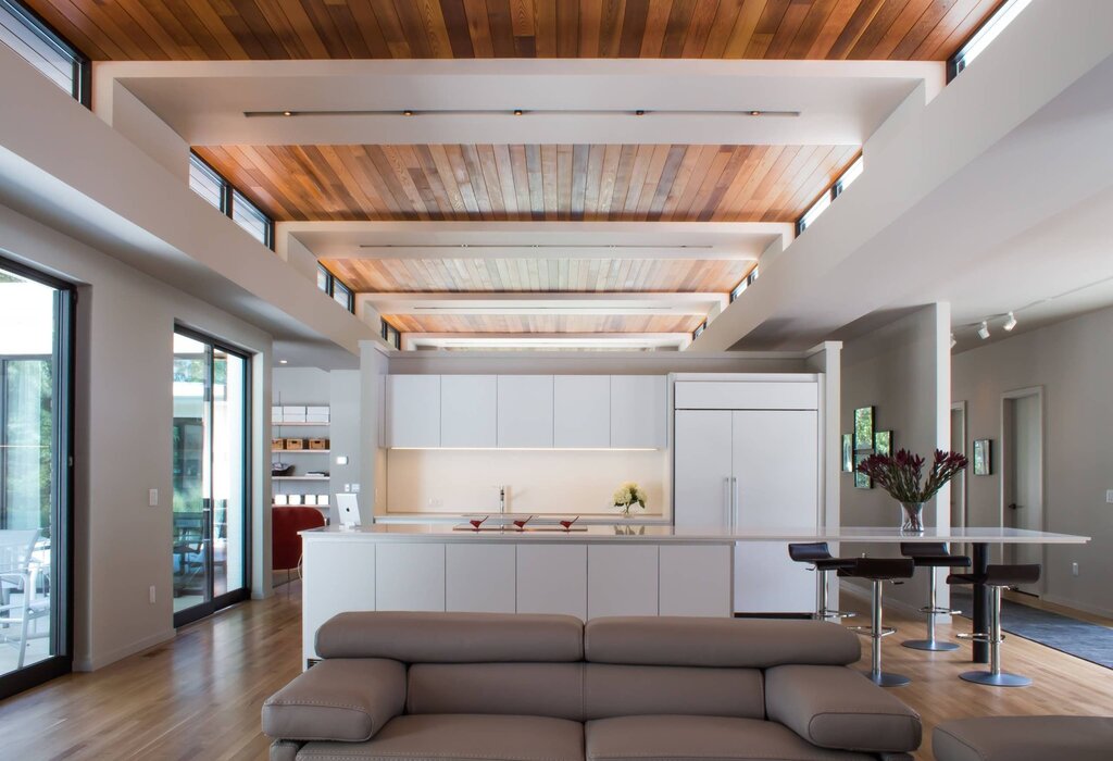 Laminate on the ceiling in a wooden house