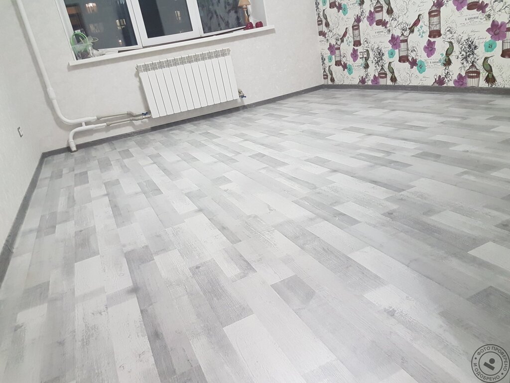 Laminate flooring diagonally in the interior