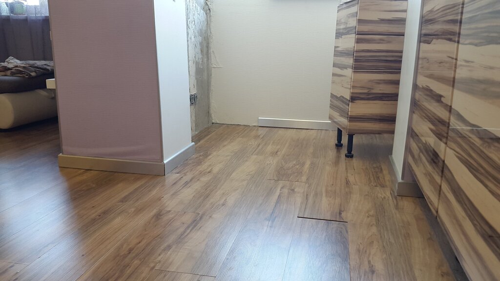 Linoleum and laminate in one room