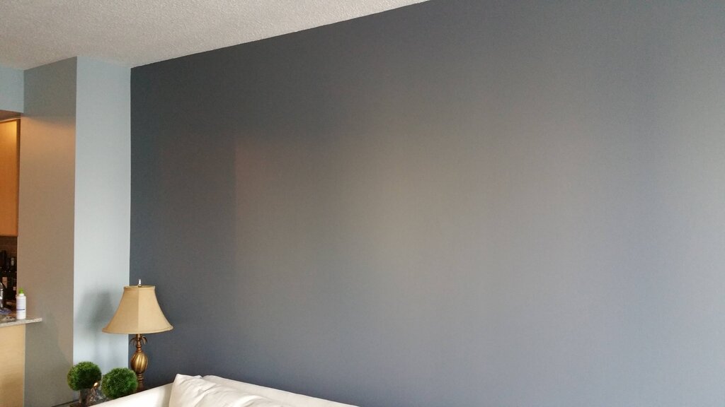 Matte paint for walls in the apartment