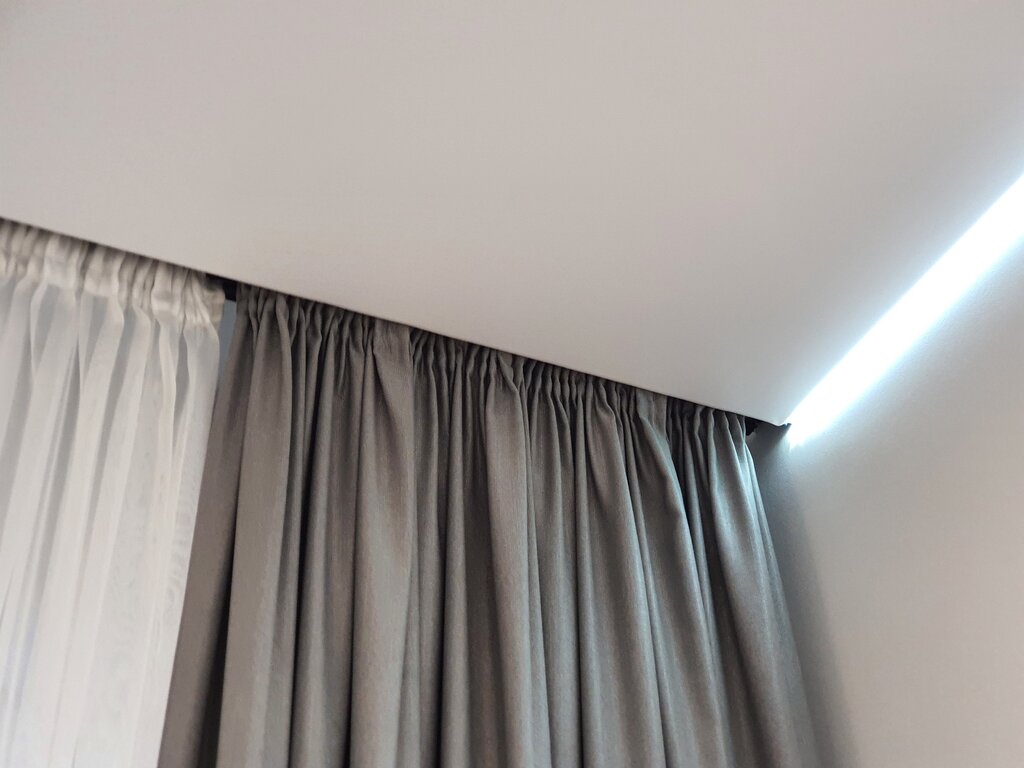 Installation of a curtain rod on a stretch ceiling