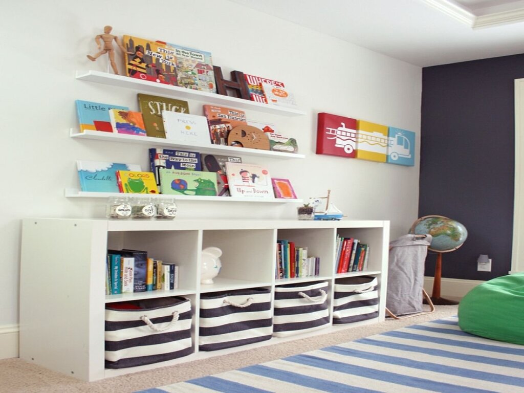 Floor shelves for a children's room