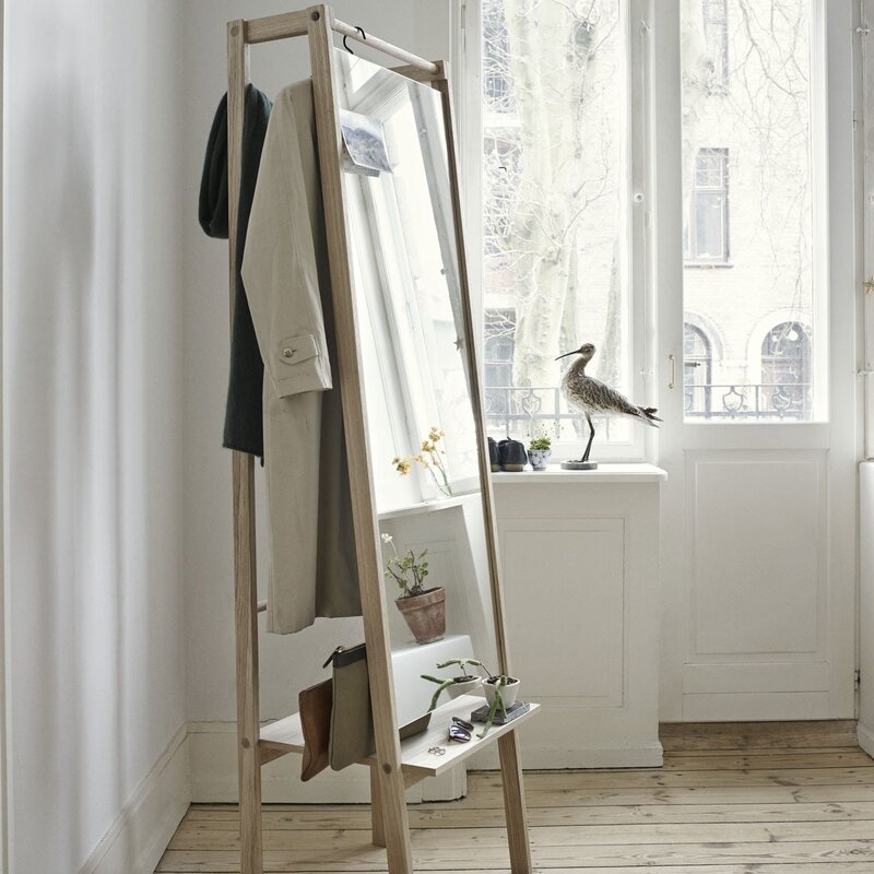 Напольное зеркало с вешалкой для одежды