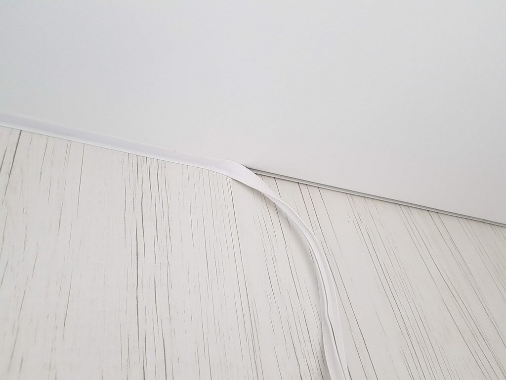 Натяжной потолок без плинтуса со шнуром