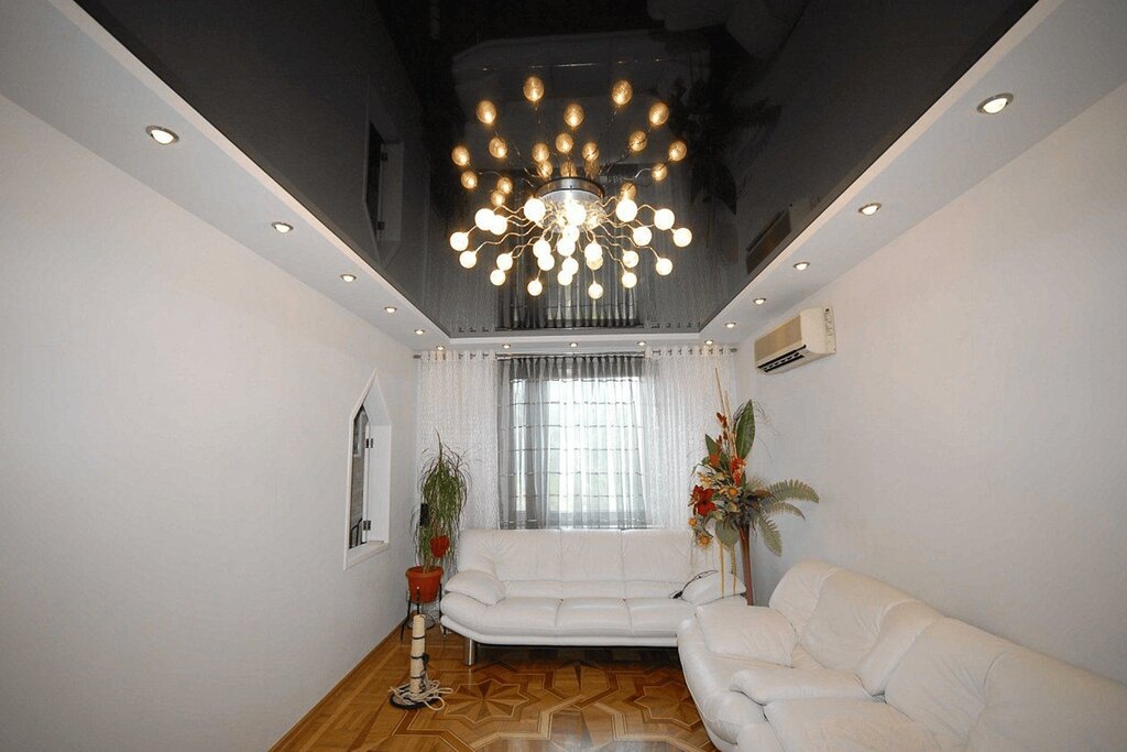 Натяжной потолок с лампочками и люстрой