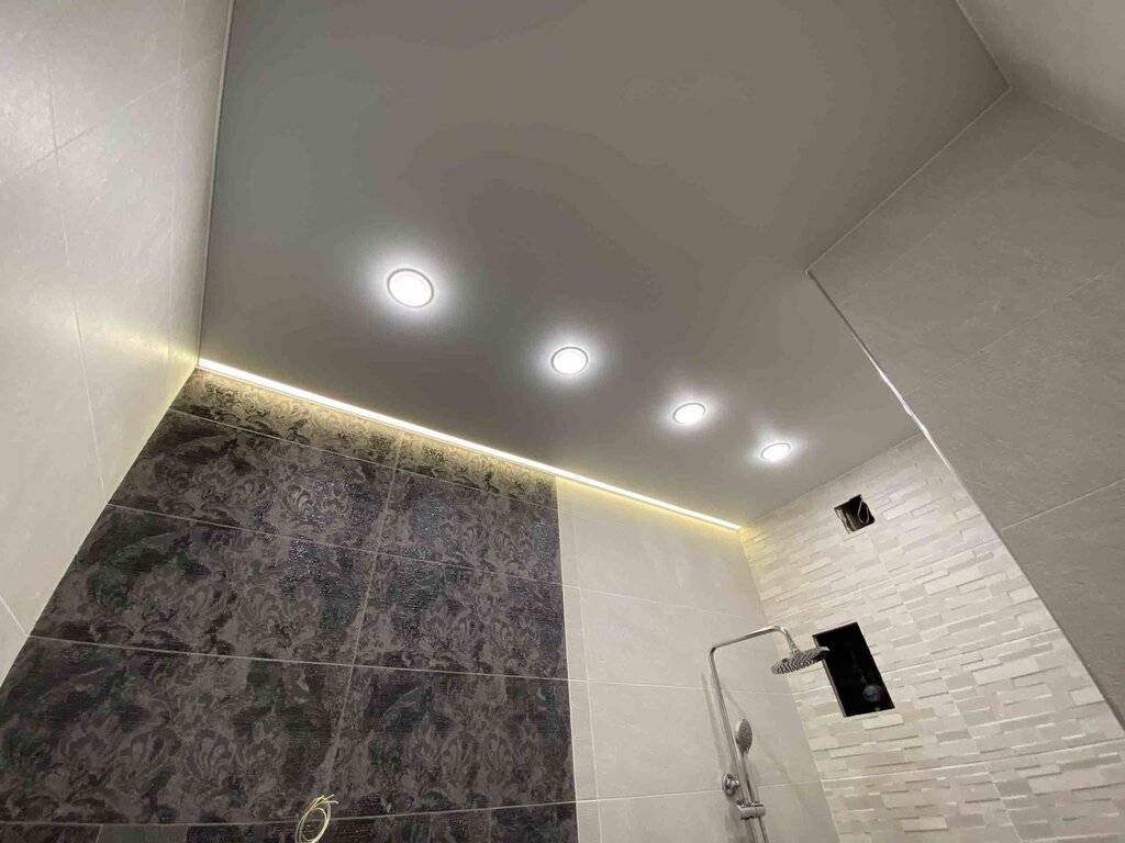 Натяжной потолок с подсветкой в туалете
