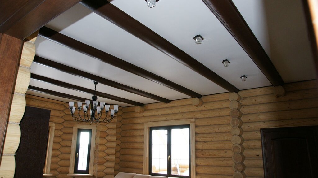 Stretch ceiling in a log house