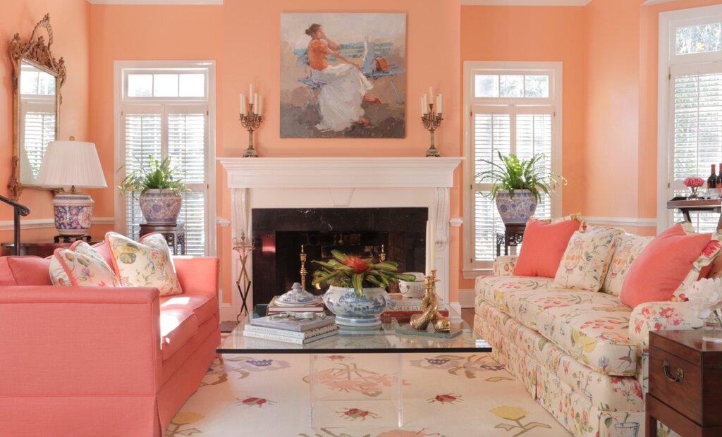 Peach-colored wallpaper in the interior