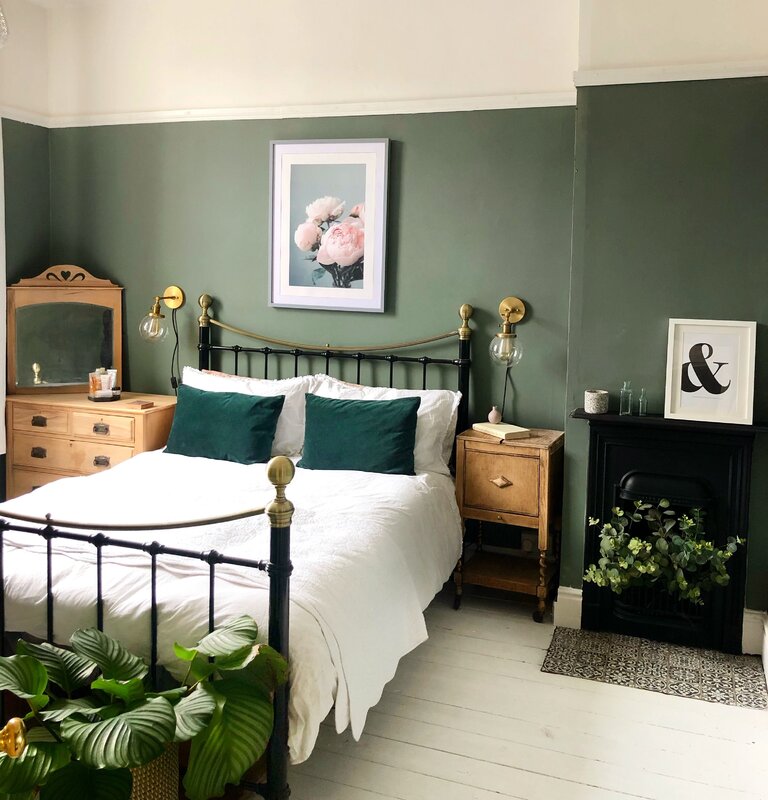 Olive color in the bedroom interior