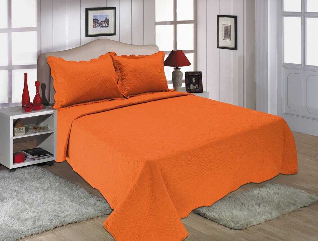 Оранжевое покрывало на кровать