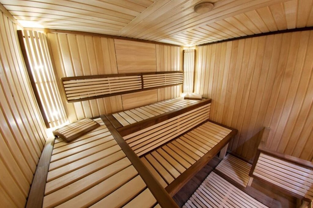 Finishing a sauna with linden wood