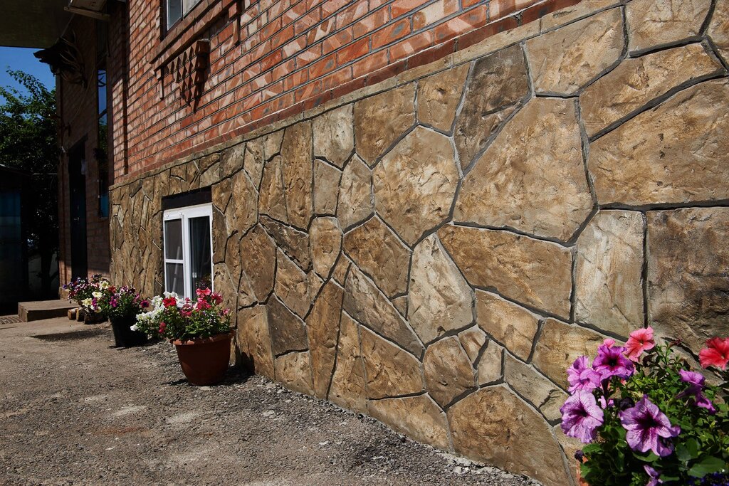 Facade finishing with flagstone