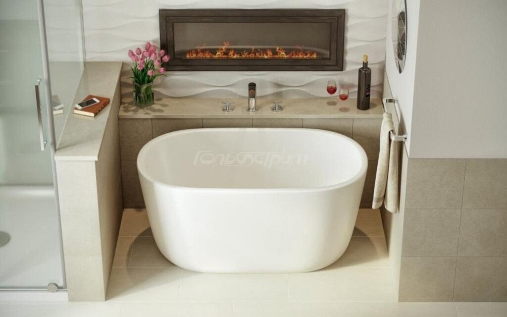 Отдельностоящая ванна в маленькой ванной