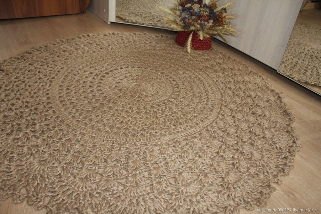 Oval jute rug