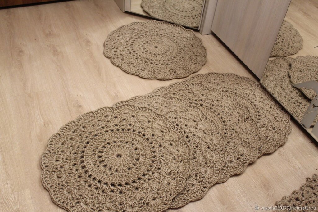 Oval jute rug