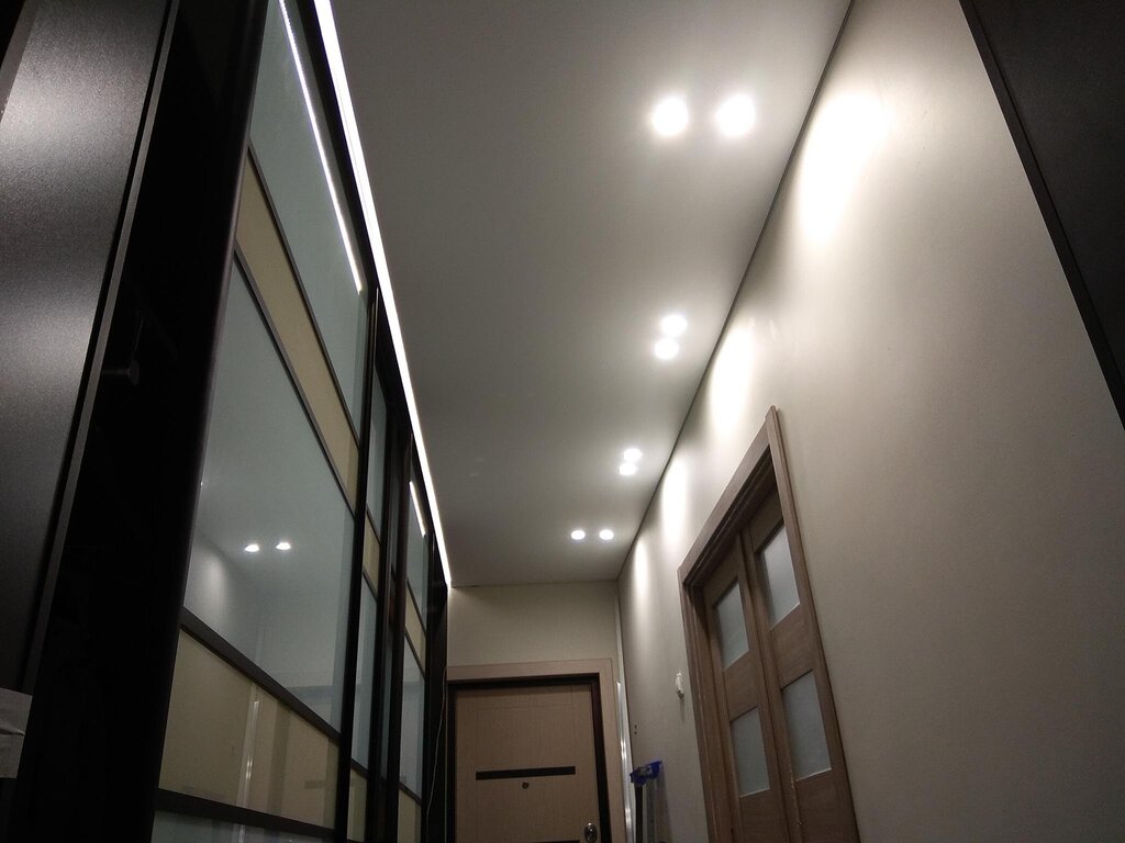 Парящий потолок с подсветкой в коридоре 15 фото