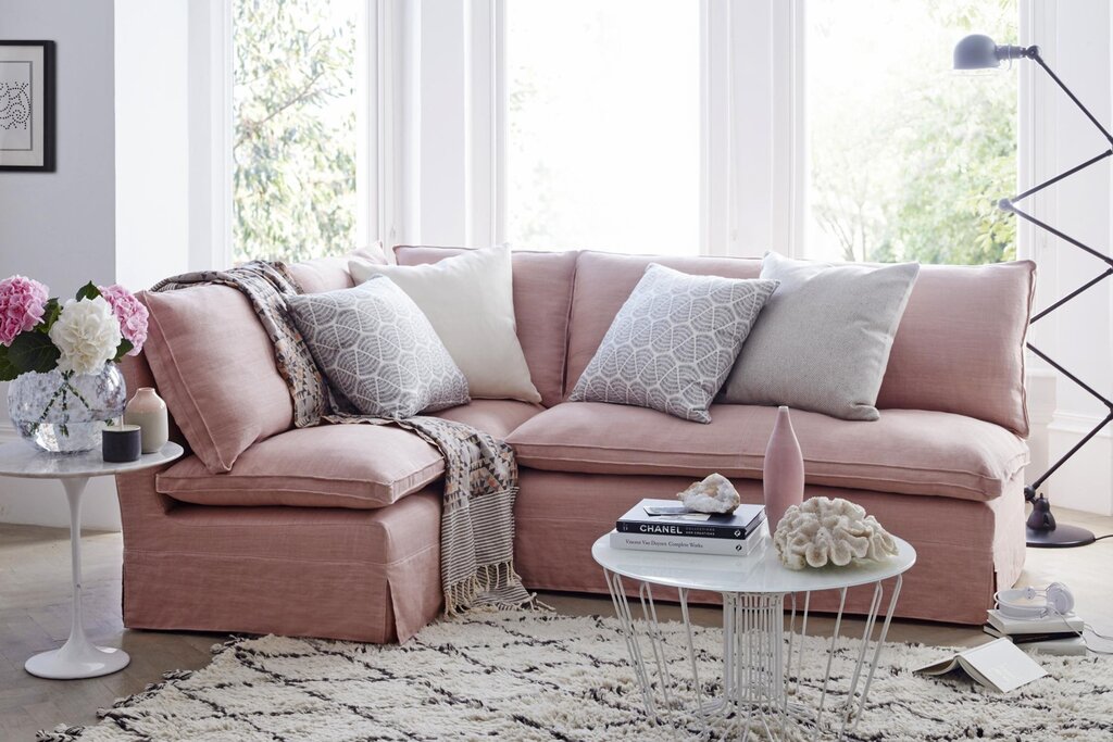 Пыльно розовый диван