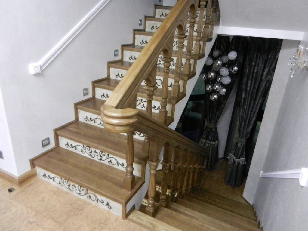 Плинтус для ступеней деревянной лестницы