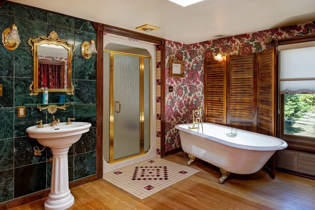 English-style tiles for the bathroom