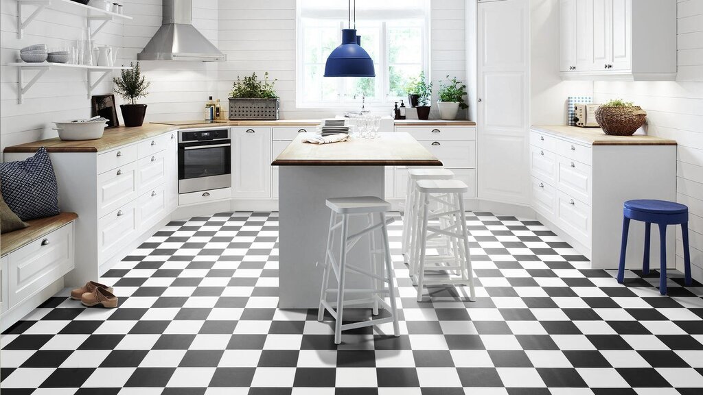Плитка в шахматном порядке на кухне