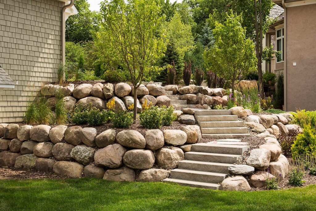 Retaining wall made of cobblestone