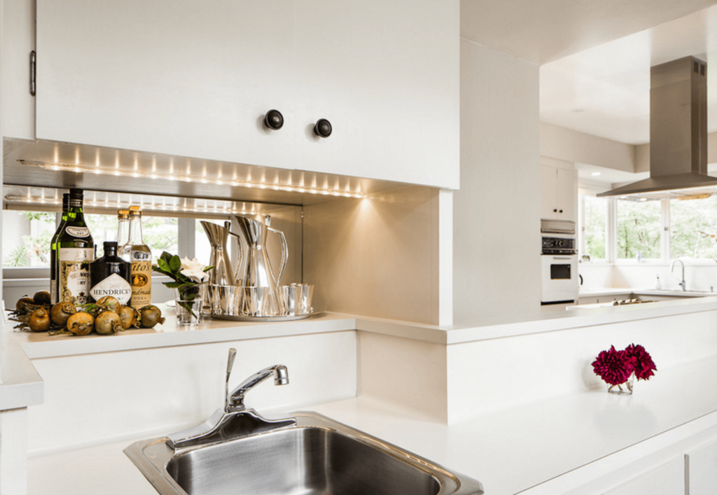 Backsplash lighting in the kitchen