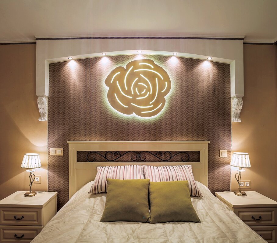 Lighting above the bed in the bedroom