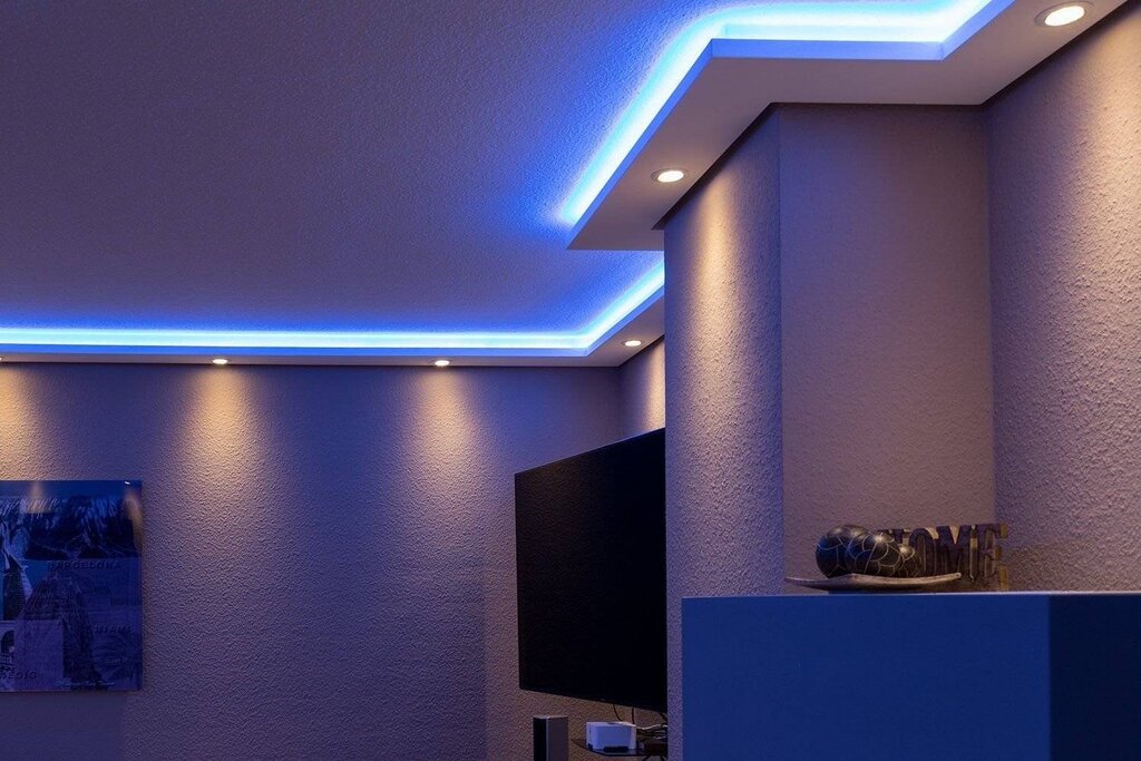 Suspended ceiling made of drywall with lighting