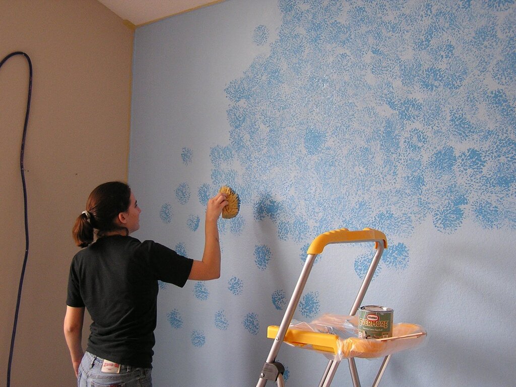 Покраска стен декоративной краской