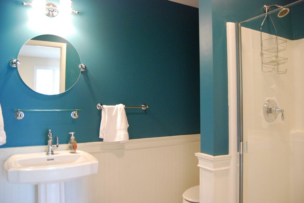 Покраска стен в ванной вместо плитки