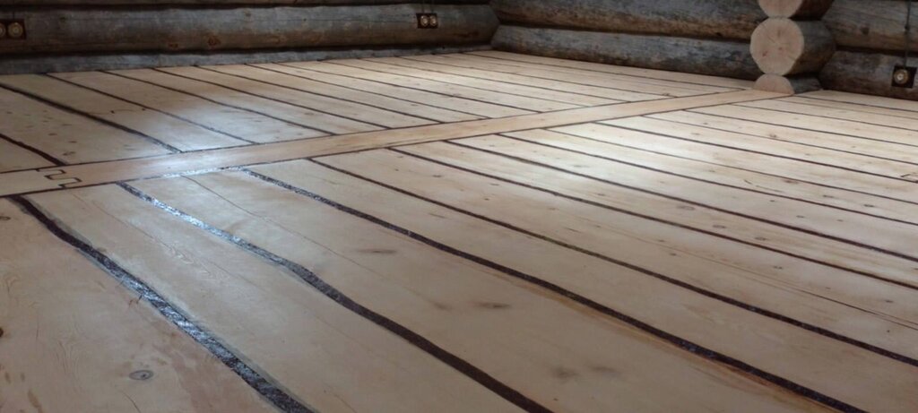 Floor made of rough-cut boards