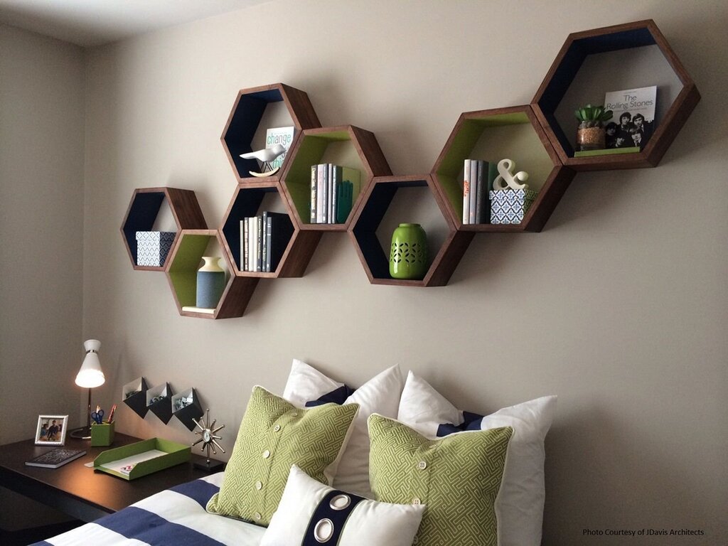 Honeycomb shelves in the living room interior 38 фото