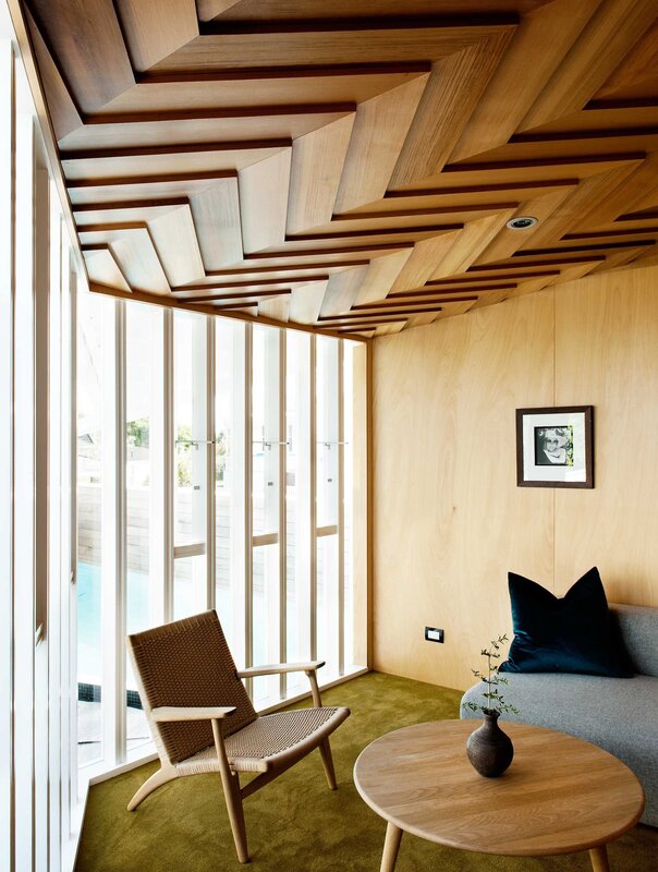 Потолок из деревянных панелей
