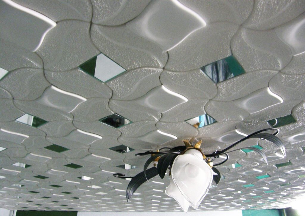 Потолок из пенопластовых плит