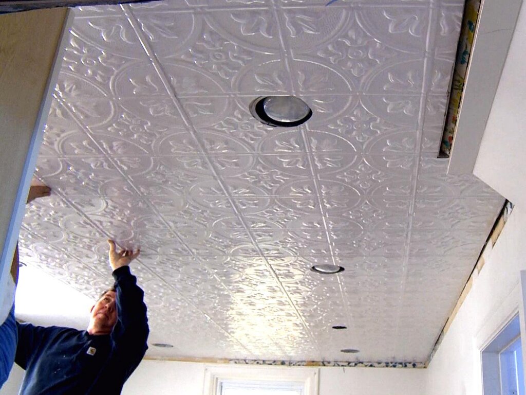 Ceiling made of ceiling tiles