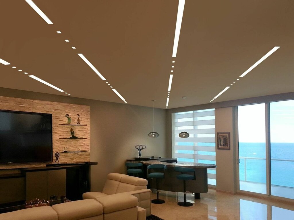 Потолок со встроенными светильниками