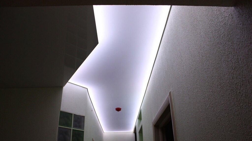 Потолок в прихожей с подсветкой