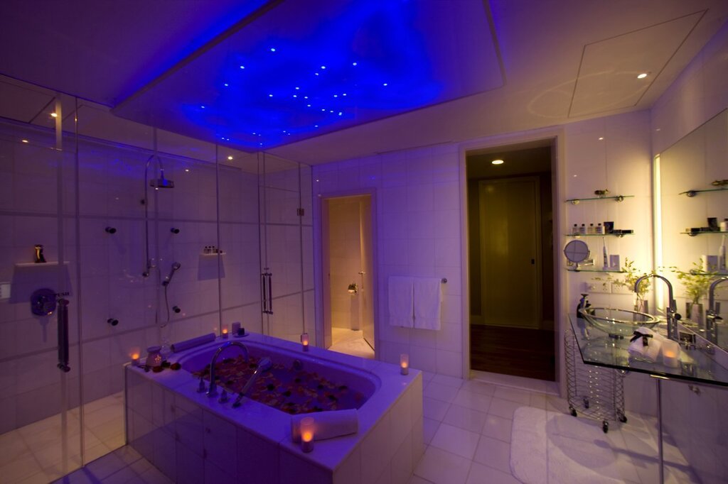 Потолок в ванной комнате с подсветкой
