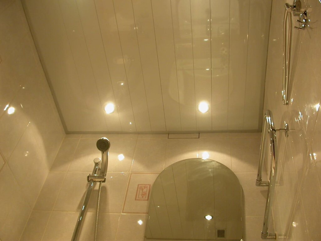 Потолок в ванную комнату реечный