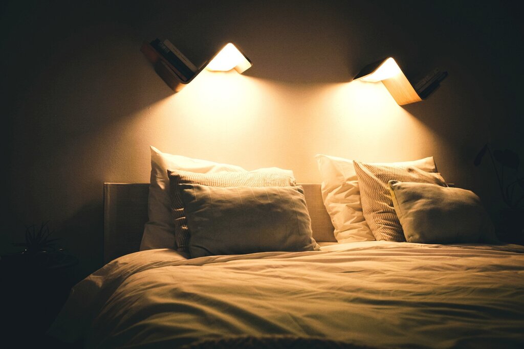 Приглушенный свет в спальне
