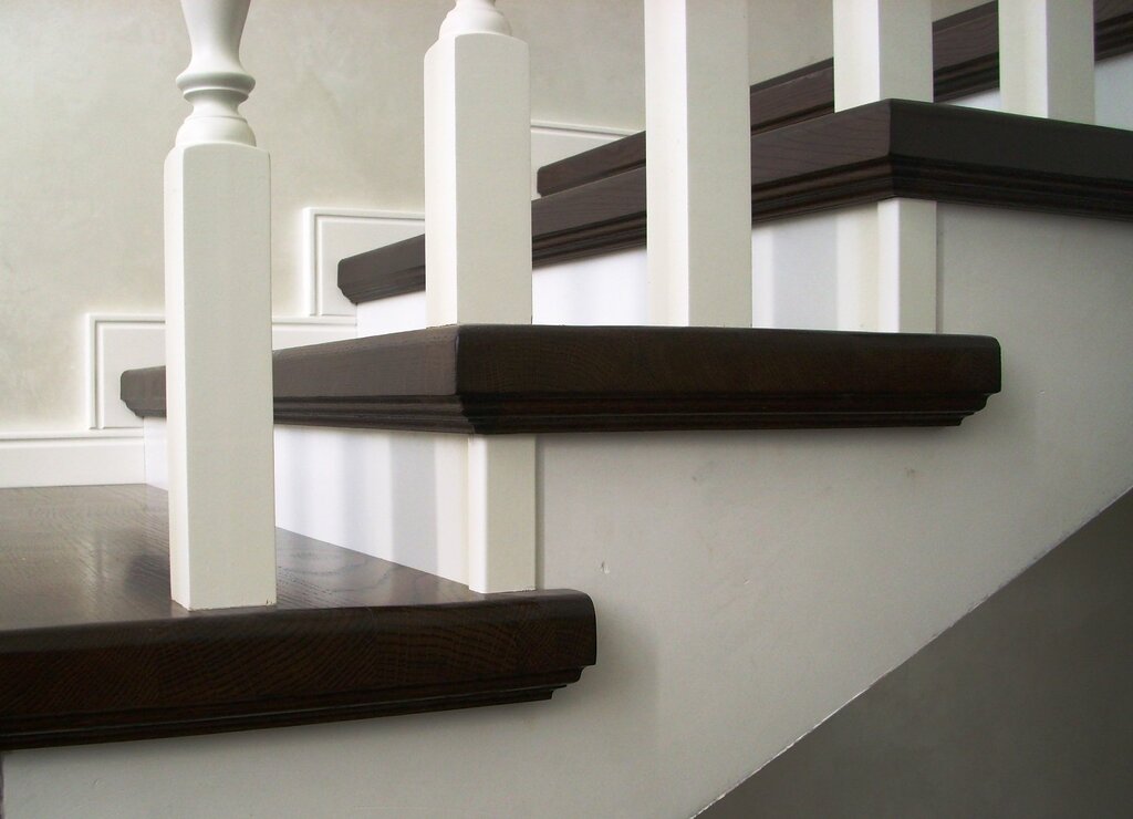 Wall baseboard for a staircase