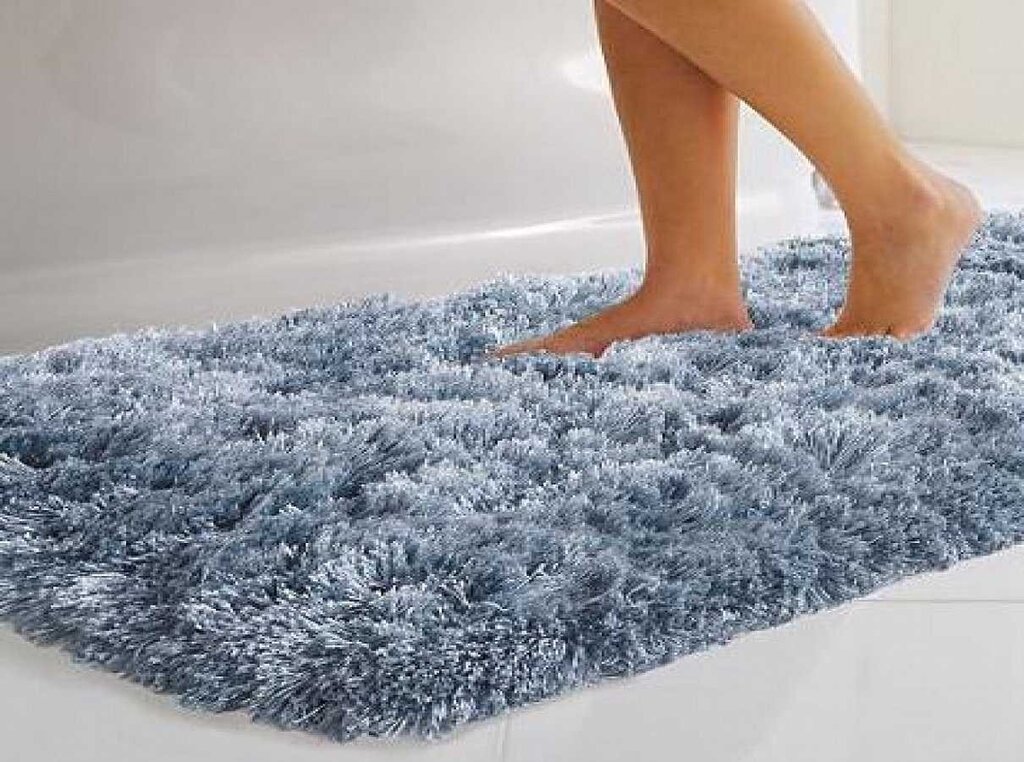Пушистый коврик в ванную